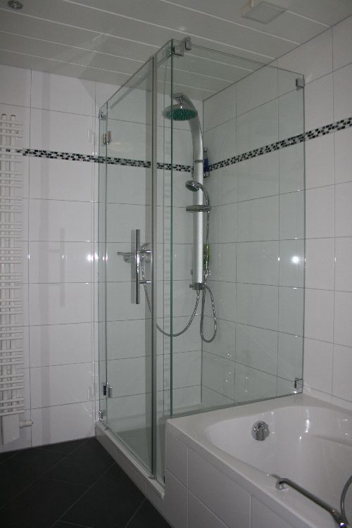 badewanne-und-dusche-nebeneinander-47_19 Kád, zuhany, egymás mellett