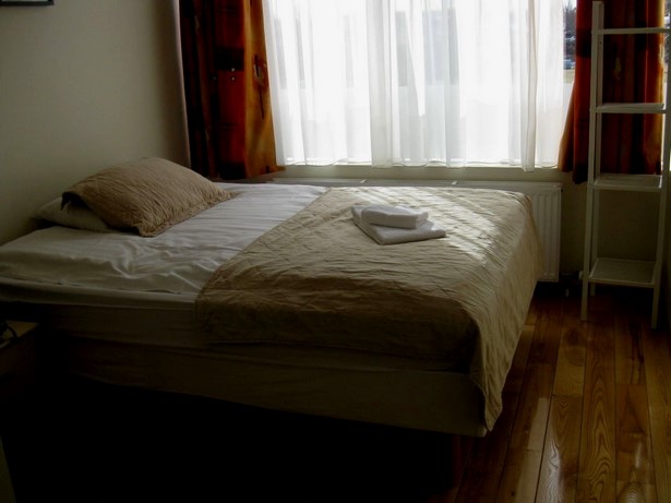 grosses-bett-kleines-zimmer-94_6 Nagy ágy kis szoba