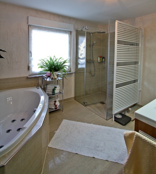moderne-badgestaltung-beispiele-08_11 Modern fürdőszoba tervezési példák