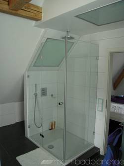 badideen-fr-kleine-bder-mit-dachschrge-76_12 Fürdő ötletek kis fürdőszoba lejtős tető