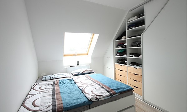 kleines-schlafzimmer-mit-dachschrge-gestalten-06_14 Kis hálószoba lejtős tető design