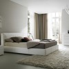 Fal színes hálószoba fehér bútorok