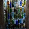 Kerti dekoráció palackokkal