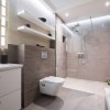 Modern világos fürdőszoba