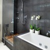 Modern fürdőszoba zuhanyzóval és káddal