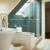 Kis fürdőszoba lejtős tető design