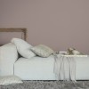 Fal színes hálószoba barna bútorok