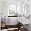 Színes design kis fürdőszoba