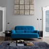 Kék kanapé, amely a fal színe illik